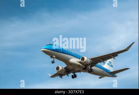 Cracovie, Pologne - 19 mars 2019 : vue rapprochée d'un avion KLM Cityhopper Embraer E175 immatriculé pH-EXJ sur le tablier, livrée bleue et blanche Banque D'Images