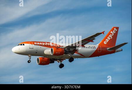 Cracovie, Pologne - 19 mars 2019 : vue d'un Airbus A320 easyJet Switzerland immatriculé HB-JYF sur l'aire de trafic, livrée orange et blanche vi Banque D'Images