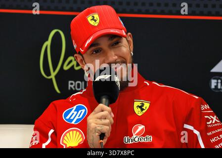 Doha, Qatar. 27 novembre 2025. Lewis Hamilton (GBR) Ferrari dans la conférence de presse de la FIA. 27.11.2025. Championnat du monde de formule 1, route 23, Grand Prix du Qatar, Doha, Qatar, journée de préparation. Crédit : James Moy/Alamy Live News Banque D'Images
