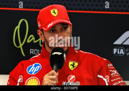 Doha, Qatar. 27 novembre 2025. Lewis Hamilton (GBR) Ferrari dans la conférence de presse de la FIA. 27.11.2025. Championnat du monde de formule 1, route 23, Grand Prix du Qatar, Doha, Qatar, journée de préparation. Crédit : James Moy/Alamy Live News Banque D'Images