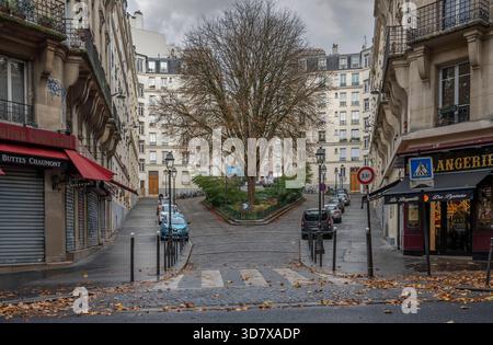 Paris, France - 11 08 2025 : vue sur le lieu typique et la place Bolivar Banque D'Images