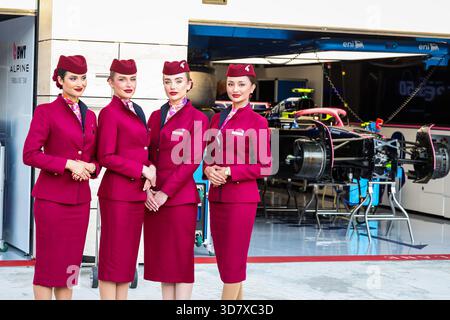 Équipage de cabine de Qatar Airways devant l'Alpine F1 Team lors du Grand Prix de formule 1 du Qatar 2025, 23ème manche du Championnat du monde de formule 1 FIA 2025 du 28 au 30 novembre 2025 sur le circuit international de Lusail, à Lusail, Qatar Banque D'Images