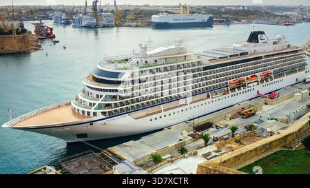 Valletta, Malte - 11.18 2025 : vue aérienne du luxueux bateau de croisière Viking Saturn amarré dans un port pittoresque, contre un port historique et une ville Banque D'Images