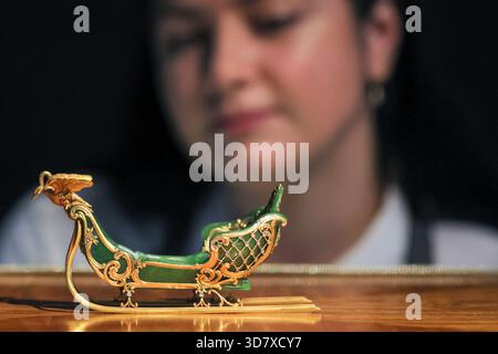 Londres, Royaume-Uni. 27 novembre 2025. Le bâton de Christie avec un modèle miniature en néphrite dorée rare d'un traîneau de Fabergé, vers 1890 (estimation : 350 000-450 000 £). Crédit : Imageplotter/Alamy Live News Banque D'Images