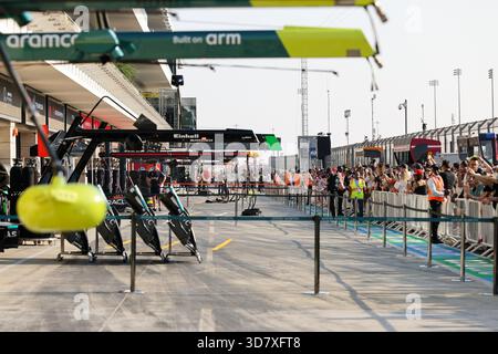 LUSAIL CITY, QATAR - NOVEMBRE 27 : vue générale de la voie des stands (fans) lors des avant-premières du Grand Prix de F1 du Qatar sur le circuit international de Lusail le 27 novembre 2025 à Lusail City, Qatar. (Photo de Qian Jun/Paddocker) Banque D'Images