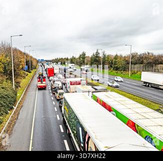 Trafic intense aux heures de pointe et un gros embouteillage en direction du nord sur l'autoroute M50 à Dublin, en Irlande, sous un ciel sombre. Banque D'Images