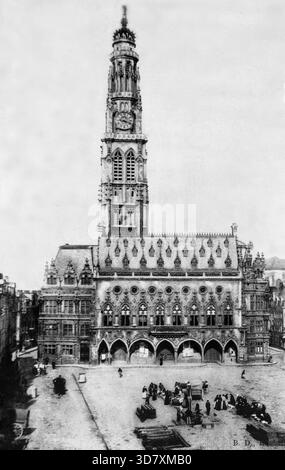 Le Hôtel de ville est l'hôtel de ville de Paris, situé sur la place de l'Hôtel-de-ville - Esplanade de la Libération dans le 4ème arrondissement. L'aile sud a été construite à l'origine par François I à partir de 1535 jusqu'en 1551. L'aile nord a été construite par Henri IV et Louis XIII entre 1605 et 1628. Il a été brûlé par la commune de Paris, avec toutes les archives de la ville qu'il contenait, pendant la semaine sanglante, les derniers jours de la commune, en mai 1871. L'extérieur a été reconstruit selon le plan original, mais plus grand, entre 1874 et 1882, tandis que l'intérieur l'a été Banque D'Images