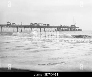 Quai avec squelette de baleine, c1900 (Boscombe Pier, Boscombe Spa, Bournemouth, Dorset), 1900. informations supplémentaires : au cours de la froide nuit d'hiver du mardi 5 janvier 1897, un navire marchand passant a heurté une malheureuse baleine bleue juste au large des côtes sablonneuses de Bournemouth. Au cours des deux jours suivants, les marées descendantes amenèrent la créature à se reposer sur la plage à l'est de Boscombe Pier. Long de 70 pieds et pesant plus de 40 tonnes, l'animal attira rapidement une foule excitée. Les garde-côtes, agissant en tant qu'agent de sa Majesté’s Receiver of Wrecks, l'ont vendu aux enchères à un homme local pour £27 qui le souhaitait Banque D'Images