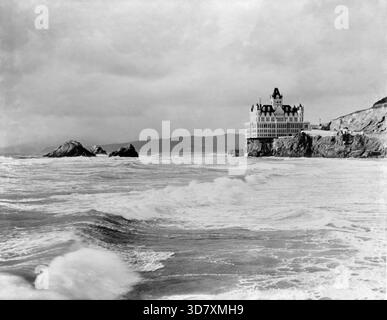 Second Cliff House (1896-1907) Hotel, San Francisco, 1902. Informations supplémentaires : en 1896, Adolph Sutro a construit une nouvelle Cliff House, un château victorien de sept étages, appelé par certains "le palais du pain d'épices", en dessous de son domaine sur les falaises de Sutro Heights. C'est la même année que les travaux ont commencé sur les célèbres Sutro Baths dans une petite crique immédiatement au nord du restaurant. Les bains comprenaient six des plus grandes piscines intérieures, un musée, une patinoire et d'autres terrains de plaisance. De grands foules de San Franciscains sont arrivés dans des trains à vapeur, des vélos, des charrettes et des wagons à chevaux lors des excursions du dimanche. SUT Banque D'Images