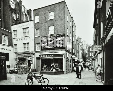 28-36 Shepherd Market, London Borough of Westminster : Front Elevations, Mayfair, Shops, 1967. Banque D'Images