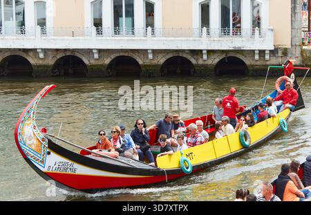 Aveiro, Portugal - 14 juin 2025 : un bateau traditionnel moliceiros transporte des touristes le long d'un canal pittoresque à Aveiro, Portugal, mettant en évidence le cul local Banque D'Images