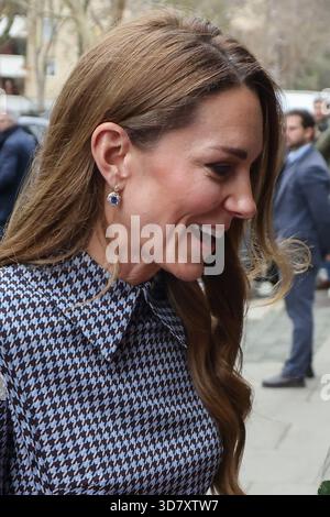 Londres, Royaume-Uni. 27 novembre 2025. Catherine, princesse de Galles, quitte l'association caritative Anna Freud pour la santé mentale des enfants à Londres après avoir discuté du rôle des premières relations dans l'évolution future des enfants. La visite intervient alors que le Centre de la Fondation royale pour la petite enfance lance un nouveau projet avec l'organisme de bienfaisance pour renforcer le soutien des visiteurs en santé au développement social et émotionnel précoce. Crédit : SOPA images Limited/Alamy Live News Banque D'Images