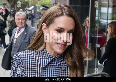 Londres, Royaume-Uni. 27 novembre 2025. Catherine, princesse de Galles, quitte l'association caritative Anna Freud pour la santé mentale des enfants à Londres après avoir discuté du rôle des premières relations dans l'évolution future des enfants. La visite intervient alors que le Centre de la Fondation royale pour la petite enfance lance un nouveau projet avec l'organisme de bienfaisance pour renforcer le soutien des visiteurs en santé au développement social et émotionnel précoce. Crédit : SOPA images Limited/Alamy Live News Banque D'Images