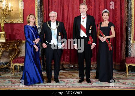 Le président allemand Frank-Walter Steinmeier et son épouse Elke Buedenbender marchent avec le roi d'Espagne Felipe VI et la reine Letizia lors d'un dîner de gala au t Banque D'Images