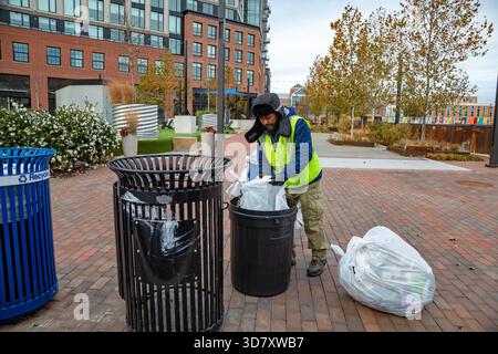 Washington, DC, États-Unis. 27 novembre 2025. Le jour de Thanksgiving, un travailleur hispanique ramasse les ordures. Il travaille pour le Capitol Riverfront Business Improvement District. Crédit : Jim West/Alamy Live News Banque D'Images