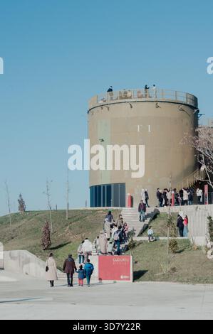 Réservoir de gaz historique d'Istanbul réutilisé comme pont d'observation dans le parc de Cubuklu Banque D'Images