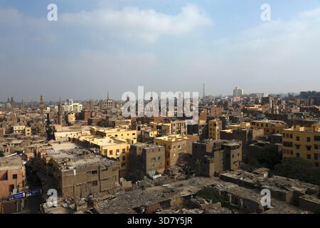 Les minarets médiévaux et les tours de télécommunications modernes créent les verticales de ce panorama sur le Caire, en Égypte, depuis Bab Zuweyla. Banque D'Images