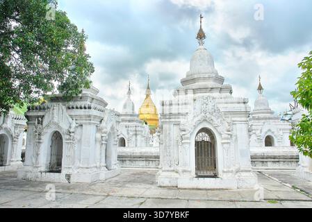 Pagode Kuthodaw et formellement intitulé Mahalawka Marazein stupa bouddhiste, situé à Mandalay qui contient le plus grand livre du monde construit pendant le Banque D'Images