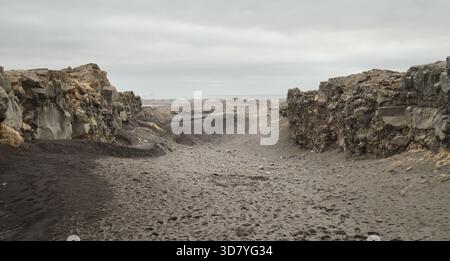 Vue de dessous le pont entre les continents, Reykjanes Peninsular, Islande, montrant la fissure entre les plaques d'Europe et d'Amérique du Nord Banque D'Images