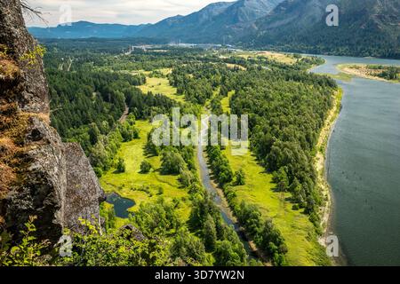 Vue d'en haut au parc national de Beacon Rock, découvrez le fleuve Columbia sinueux et la végétation luxuriante, mettant en valeur la sérénité et la splendeur de la nature. Banque D'Images