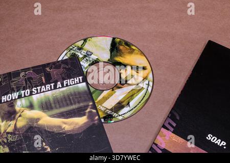 Film « Fight Club » ; édition DVD ; disque ; livret avec texte visible : « Comment commencer un combat » ; isolé sur fond clair, plan incliné Banque D'Images