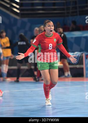 Meryem Hajri de l'équipe marocaine de futsal féminine réagit pendant le Groupe À Un premier match d'étape entre la Pologne et le Maroc lors de la Coupe du monde féminine de futsal de la FIFA 2025 qui s'est tenue à PhilSports Arena, Pasig City, Philippines. Le Maroc a gagné le match 1 :0. Crédit : Luis Veniegra / Alamy Live Wire. Banque D'Images