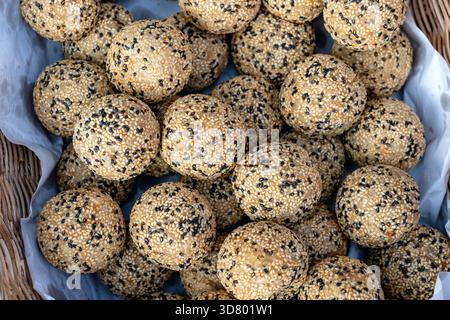 Boules de riz à la noix de coco et de graines de sésame dessert thaïlandais traditionnel est fabriqué à partir de farine de riz et le lait de coco au marché de l'alimentation de rue en Thaïlande, Close up Banque D'Images