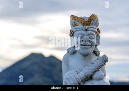 La sculpture traditionnelle balinaise dans le contexte du volcan Batur sur le lever du soleil, le matin. Island Bali, Indonésie. Close up Banque D'Images