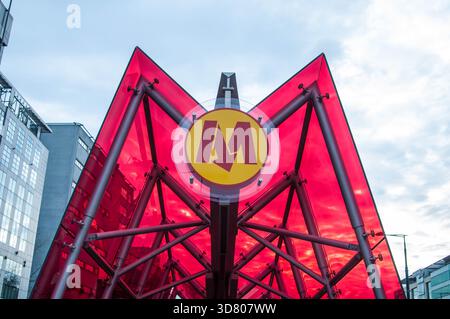 Gros plan de la verrière rouge distinctive marquant une entrée de la station Rondo ONZ de la ligne M2 du métro de Varsovie. Banque D'Images