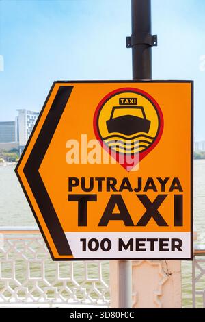 Panneau directionnel pour Putrajaya service de taxi d'eau monté sur un poteau près d'un front de mer avec des bâtiments modernes dans le fond kuala lumpur malaisie Banque D'Images
