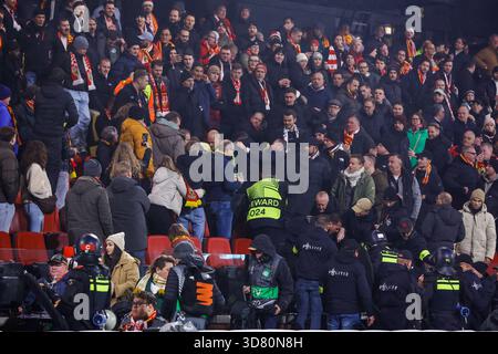 Deventer - émeutes dans les tribunes les supporters de Stuttgart dans la section domicile lors du cinquième match de l'UEFA Europa League 2025/2026. Le match se déroule entre Go Ahead Eagles et VfB Stuttgart à de Adelaarshorst le 27 novembre 2025 à Deventer, aux pays-Bas. (VK Sportphoto/Raymond Smit) Banque D'Images