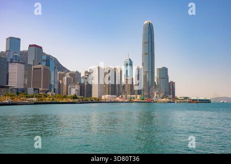 Les gratte-ciel emblématiques du quartier central de l'île de Hong Kong, avec le Two International Finance Centre (Two IFC), vu de l'autre côté du port Victoria. Banque D'Images