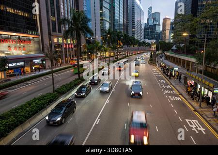 Autoroute animée du quartier des affaires central au crépuscule, Hong Kong. La circulation circule le long de l'autoroute à plusieurs voies dans le centre de Hong Kong. Banque D'Images