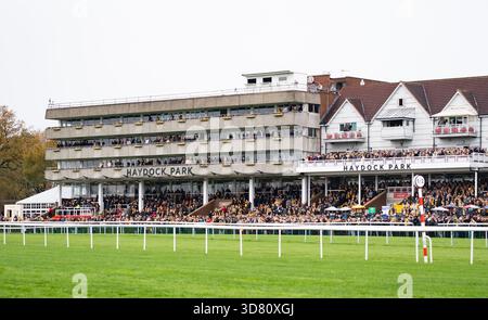 Les foules se rassemblent avant la course lors de la journée Betfair Chase Day à Haydock, le 22/11/25. Crédit JTW Equine images / Alamy. Banque D'Images