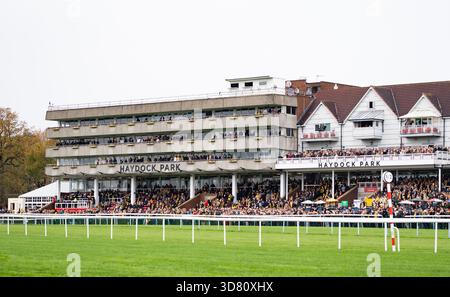 Les foules se rassemblent avant la course lors de la journée Betfair Chase Day à Haydock, le 22/11/25. Crédit JTW Equine images / Alamy. Banque D'Images