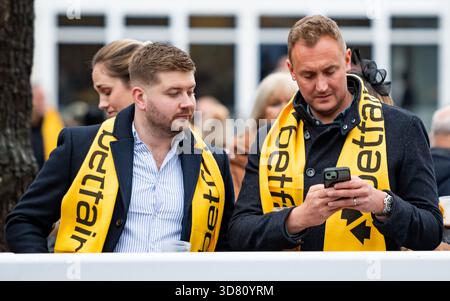 Les foules se rassemblent avant la course lors de la journée Betfair Chase Day à Haydock, le 22/11/25. Crédit JTW Equine images / Alamy. Banque D'Images