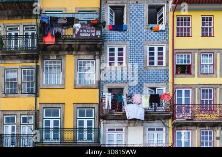 Façades traditionnelles colorées décorées de carreaux de bâtiments résidentiels, place Ribeira, quartier de Ribeira, quartier, vieille ville de Porto, Portugal Banque D'Images