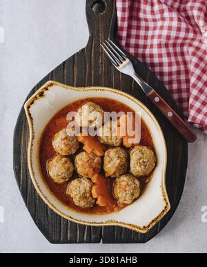 Nourriture, boulettes de viande dans une sauce tomate aigre-douce Banque D'Images