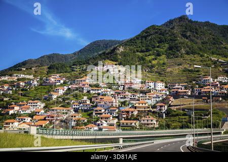 Autoroute le long du petit village de l'île de Madère, Portugal Banque D'Images
