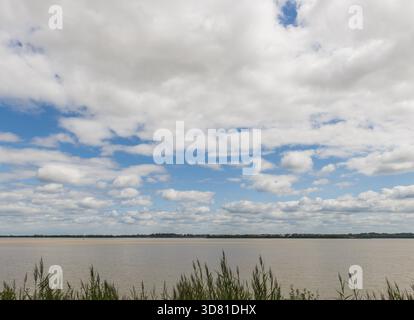 La rivière Gironde près du Médoc en France avec grand ciel avec des nuages blancs, Cussac-Fort-Médoc, Frankrijk Banque D'Images