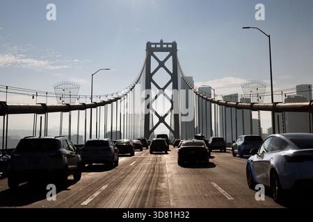 Ttraffic sur San Francisco Oakland Bay Bridge avec vue sur la ville Banque D'Images