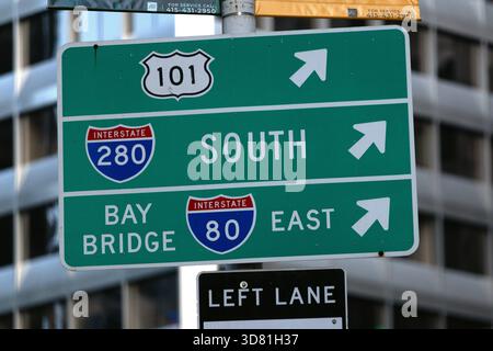 Panneaux indiquant l'autoroute US 101, l'I-280 South et l'I-80 East à San Francisco Banque D'Images