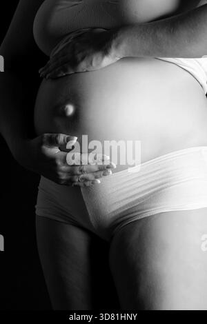 Image ombragée d'un ventre enceinte. Fabriqué dans un environnement studio sur fond noir avec un Canon 5D, pays-Bas Banque D'Images