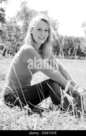 Une femme blonde dans le parc avec un temps ensoleillé, Maastricht, pays-Bas Banque D'Images