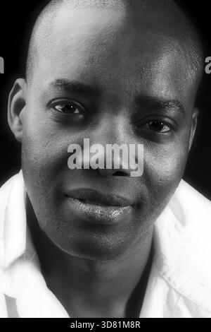 Portrait en studio d'un Africain noir et blanc Banque D'Images