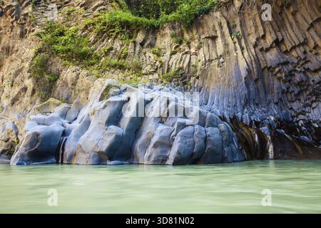 Rivière qui coule à Alcantara gorge - parc géologique et botanique à Sicile, Italie Banque D'Images