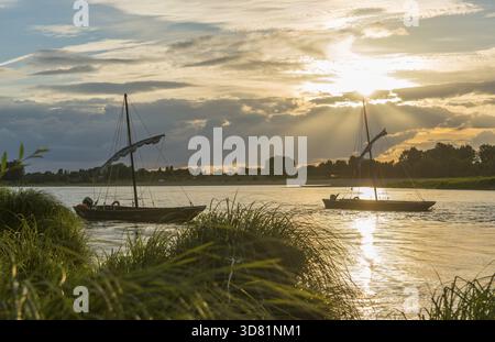 Deux bateaux typiques de la Loire sur le fleuve en France pendant le coucher du soleil, Amboise, Frankrijk Banque D'Images