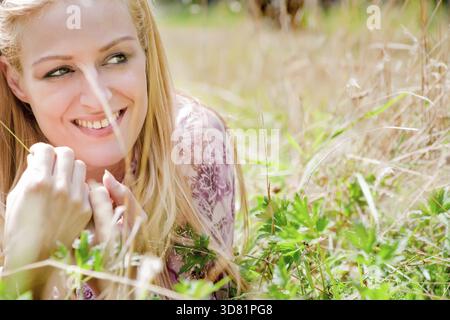 Une femme blonde dans le parc avec un temps ensoleillé, Maastricht, pays-Bas Banque D'Images