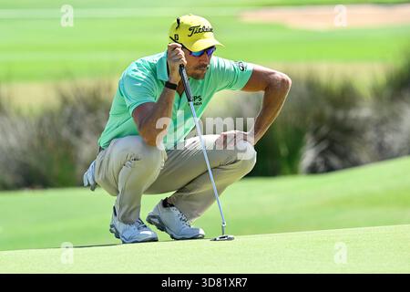 28 novembre 2025 ; Royal Queensland Golf Club, Brisbane, Queensland, Australie ; BMW Australian PGA Championship Golf, Round deux ; Rafa Cabrera-Bello d'Espagne aligne son putt sur le green Banque D'Images