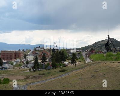 Châssis de tête d'exploitation minière au sommet des mines souterraines de cuivre en roche dure situées dans la ville de Butte, Montana. Photographié un jour nuageux. Banque D'Images